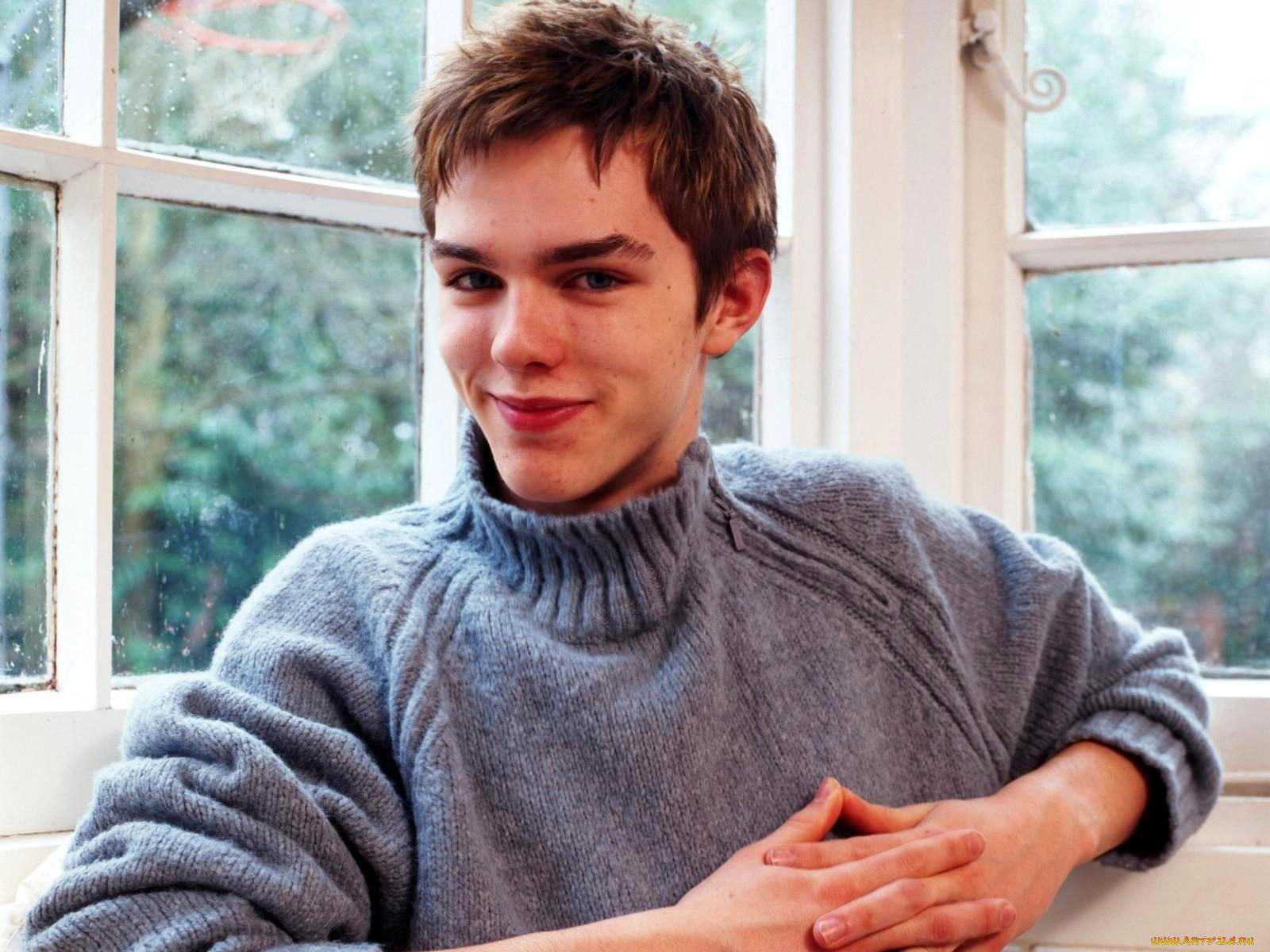 nicholas, hoult, 